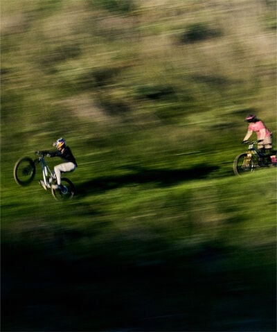 Two MTB riders wearing Flexair gear going down trail