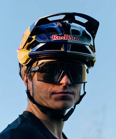 Model wearing MTB helmet