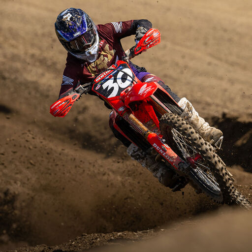 Jo Shimoda racing in a motocross track